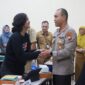 Kapolres Malang AKBP Putu Kholis Aryana bersama keluarga korban kanjuruhan