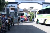 Danpuslatdiksarmil Kodiklatal Kolonel Laut (P) Irwan S.P Siagian lepas 434 Casis Dikmata XLIV/1 TNI AL TA 2024 ke Kawah Candradimuka