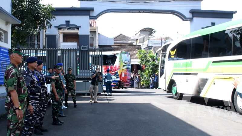 Danpuslatdiksarmil Kodiklatal Kolonel Laut (P) Irwan S.P Siagian lepas 434 Casis Dikmata XLIV/1 TNI AL TA 2024 ke Kawah Candradimuka