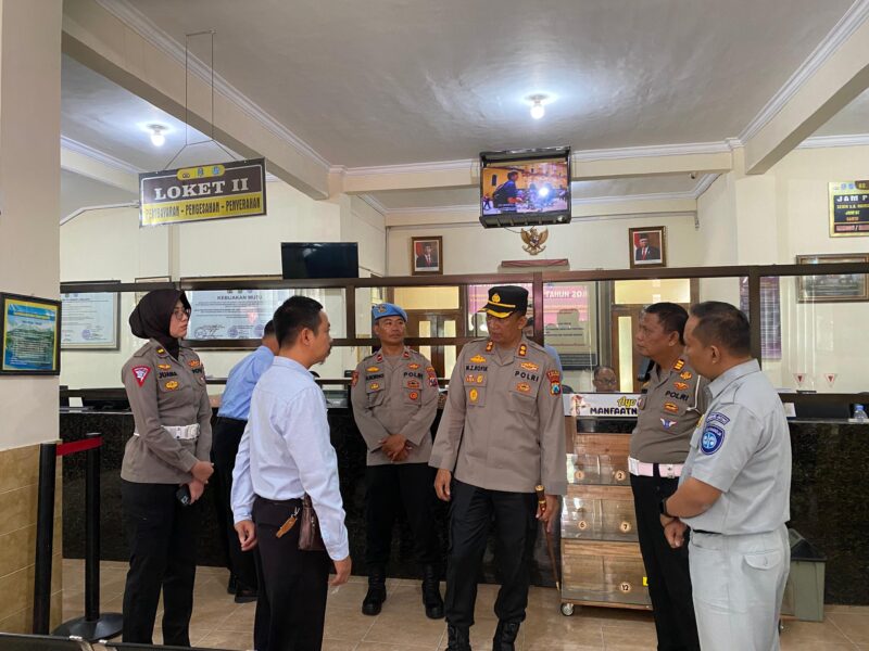 Kapolres Lumajang AKBP Mohammad Zainur Rofik Sidak Samsat