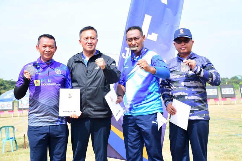 Dankodiklatal Letjen TNI Marinir Nur Alamsyah bersama para pemenang lomba