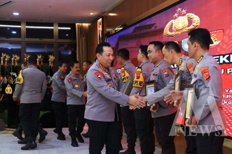 Kapolri Jenderal Listyo Sigit Prabowo didampingi Wakapolri Komjen Agus