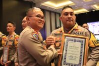 Kapolres Pelabuhan Tanjung Perak Surabaya AKBP William Cornelis Tanasale terima penghargaan