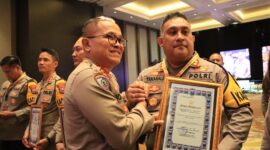 Kapolres Pelabuhan Tanjung Perak Surabaya AKBP William Cornelis Tanasale terima penghargaan