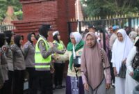 Polwan Polres Trenggalek bantu pemberangkatan Calon Jamaah Haji