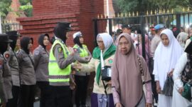 Polwan Polres Trenggalek bantu pemberangkatan Calon Jamaah Haji