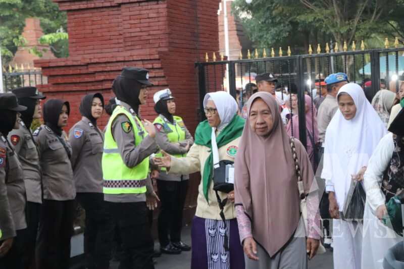 Polwan Polres Trenggalek bantu pemberangkatan Calon Jamaah Haji