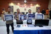 Ditreskrimsus Polda Jatim tangkap pelaku kasus ITE beserta barang buktinya