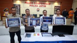 Ditreskrimsus Polda Jatim tangkap pelaku kasus ITE beserta barang buktinya