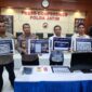 Ditreskrimsus Polda Jatim tangkap pelaku kasus ITE beserta barang buktinya