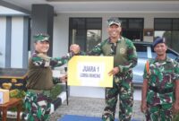 Dansatdik 2 Kodikalatal Makassar Kolonel Laut (P) Teddy Barata serahkan hadiah ke pemenang