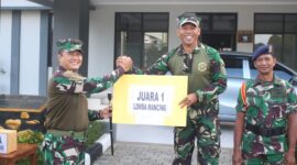 Dansatdik 2 Kodikalatal Makassar Kolonel Laut (P) Teddy Barata serahkan hadiah ke pemenang