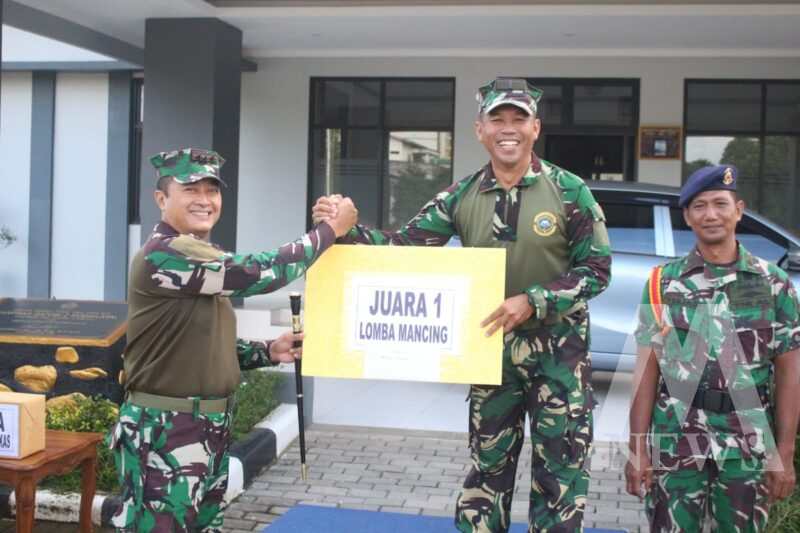 Dansatdik 2 Kodikalatal Makassar Kolonel Laut (P) Teddy Barata serahkan hadiah ke pemenang