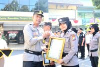Kapolres Lumajang AKBP Mohammad Zainur Rofik beri penghargaan anggota berprestasi