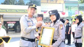 Kapolres Lumajang AKBP Mohammad Zainur Rofik beri penghargaan anggota berprestasi