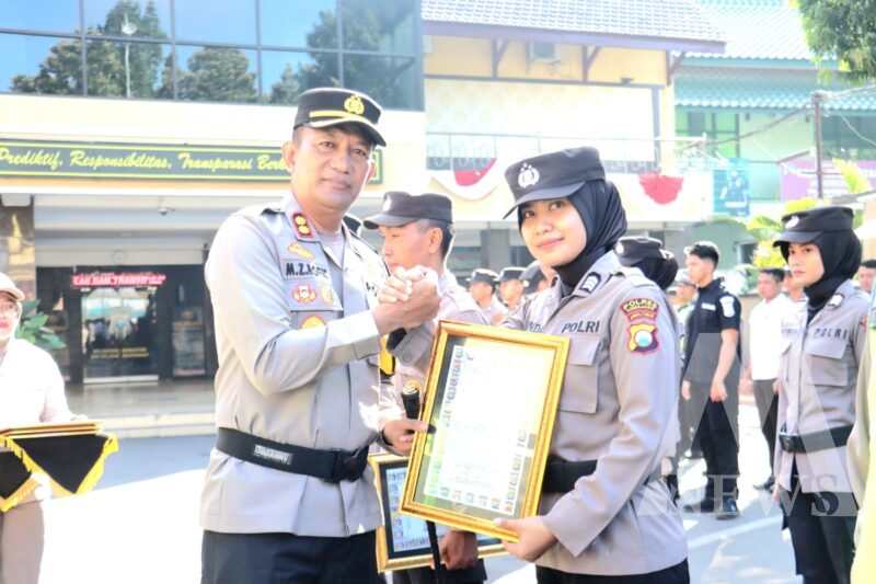 Kapolres Lumajang AKBP Mohammad Zainur Rofik beri penghargaan anggota berprestasi