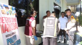 Kapolres Bondowoso AKBP Lintar Mahardhono pantau Test Urine