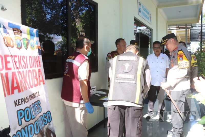 Kapolres Bondowoso AKBP Lintar Mahardhono pantau Test Urine