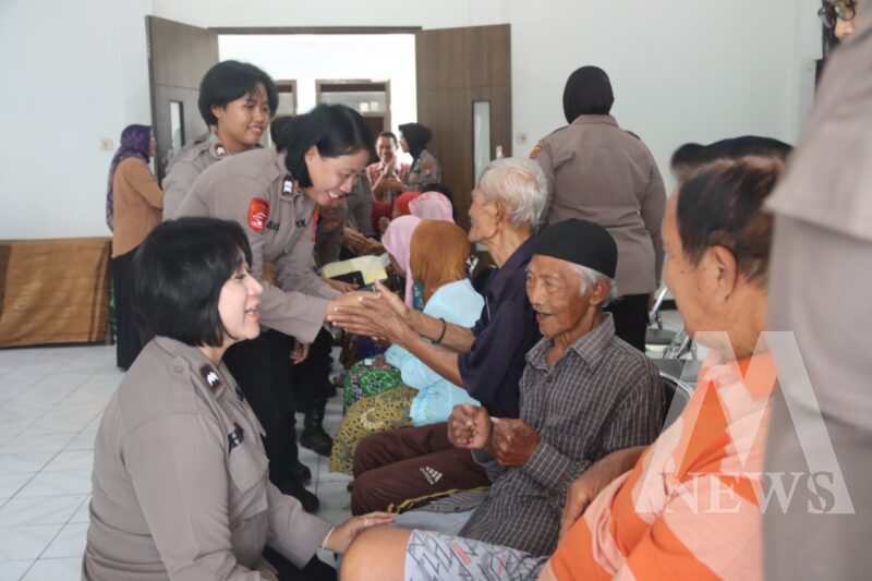 Polwan Polres Mojokerto gelar baksos