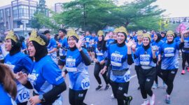 Bhayangkari cabang Bojonegoro dengan Ikat Kepala Mliwis Putih