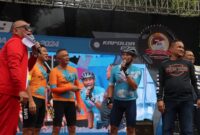 Kapolda Jatim Irjen Pol Drs. Imam Sugianto serahkan Medali ke Juara Tour de Panderman di Kota Batu
