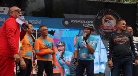 Kapolda Jatim Irjen Pol Drs. Imam Sugianto serahkan Medali ke Juara Tour de Panderman di Kota Batu