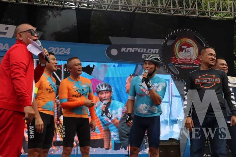 Kapolda Jatim Irjen Pol Drs. Imam Sugianto serahkan Medali ke Juara Tour de Panderman di Kota Batu