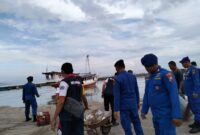 Satpolairud dan Masyarakat bersihkan pantai Situbondo