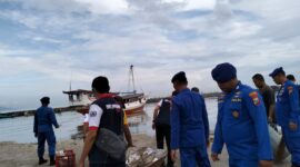 Satpolairud dan Masyarakat bersihkan pantai Situbondo