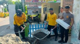 Polres Nganjuk gotong royong bantu bedah rumah