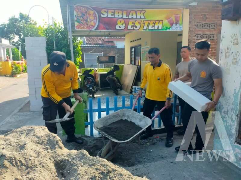Polres Nganjuk gotong royong bantu bedah rumah