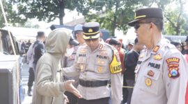 Kapolres Situbondo AKBP Dwi Sumrahadi Rakhmanto bersama pengunjuk rasa