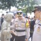 Kapolres Situbondo AKBP Dwi Sumrahadi Rakhmanto bersama pengunjuk rasa