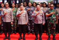 Kapolri Jenderal Listyo Sigit Prabowo didampingi Kabaharkam Polri Komjen Pol Fadil Imran dan Wakapolda Metro Jaya Brigjen Pol Suyudi Ario Seto