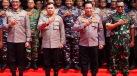 Kapolri Jenderal Listyo Sigit Prabowo didampingi Kabaharkam Polri Komjen Pol Fadil Imran dan Wakapolda Metro Jaya Brigjen Pol Suyudi Ario Seto