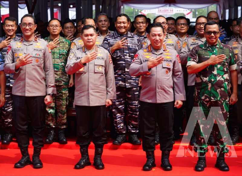 Kapolri Jenderal Listyo Sigit Prabowo didampingi Kabaharkam Polri Komjen Pol Fadil Imran dan Wakapolda Metro Jaya Brigjen Pol Suyudi Ario Seto