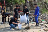 Polres Pamekasan bersama media dan komunitas Vespa bersihkan pantai