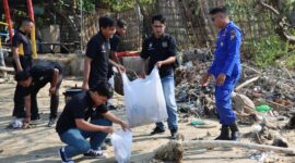 Polres Pamekasan bersama media dan komunitas Vespa bersihkan pantai