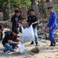 Polres Pamekasan bersama media dan komunitas Vespa bersihkan pantai