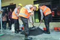 Polresta Malang Kota dan Taruna Akpol Bedah 2 Rumah Warga