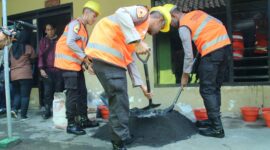 Polresta Malang Kota dan Taruna Akpol Bedah 2 Rumah Warga