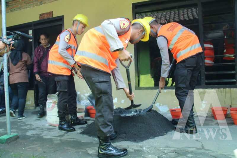 Polresta Malang Kota dan Taruna Akpol Bedah 2 Rumah Warga