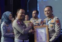 Wadirlantas Polda Jatim AKBP Lukman Cahyono terima penghargaan dari Kakorlantas Polri, Irjen Pol Dr. Drs Aan Suhanan