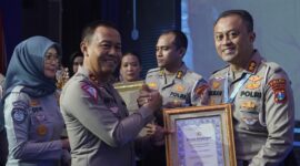 Wadirlantas Polda Jatim AKBP Lukman Cahyono terima penghargaan dari Kakorlantas Polri, Irjen Pol Dr. Drs Aan Suhanan