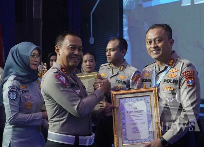 Wadirlantas Polda Jatim AKBP Lukman Cahyono terima penghargaan dari Kakorlantas Polri, Irjen Pol Dr. Drs Aan Suhanan