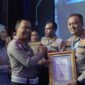 Wadirlantas Polda Jatim AKBP Lukman Cahyono terima penghargaan dari Kakorlantas Polri, Irjen Pol Dr. Drs Aan Suhanan