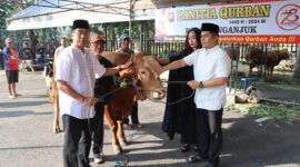 Kapolres Nganjuk AKBP Muhammad serahkan hewan Qurban