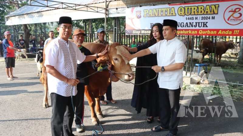 Kapolres Nganjuk AKBP Muhammad serahkan hewan Qurban