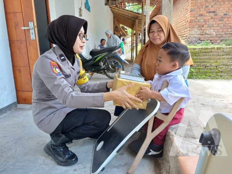 Polwan Polres Ponorogo beri perhatian pelajar penyandang Disabilitas