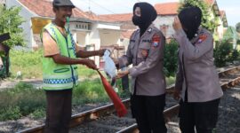 Polwan Polres Pasuruan berbagi daging Qurban